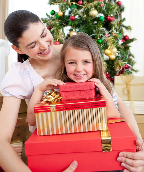 Matka a dcera doma drží vánoční dárek — Stock fotografie