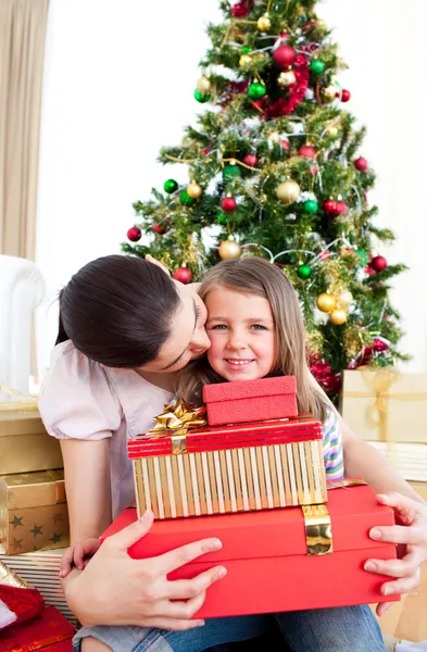 Madre e hija en casa en Navidad — Foto de Stock
