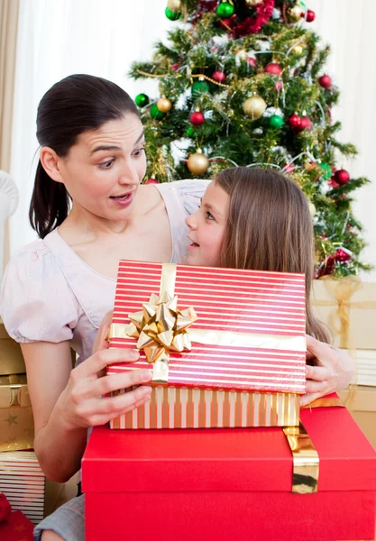 Moeder en dochter thuis met kerst tijd — Stockfoto