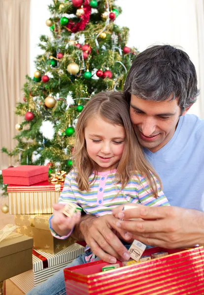 Papa et petite fille jouant avec des cadeaux de Noël — Photo