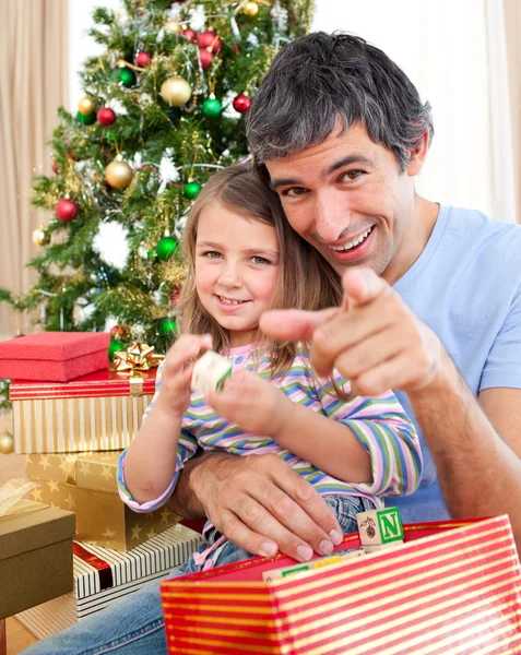 Père et petite fille jouant avec des cadeaux de Noël — Photo