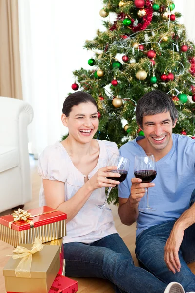 Manželka a manžel pití vína v homa v době Vánoc — Stock fotografie