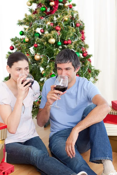 Couple drinking wine at homa at Christmas time — Stock Photo, Image