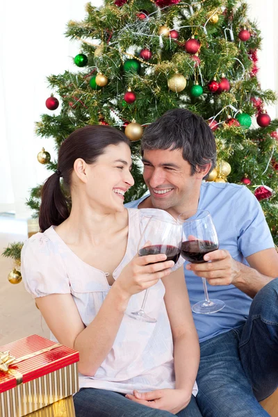Amantes bebendo vinho no homa na época do Natal — Fotografia de Stock