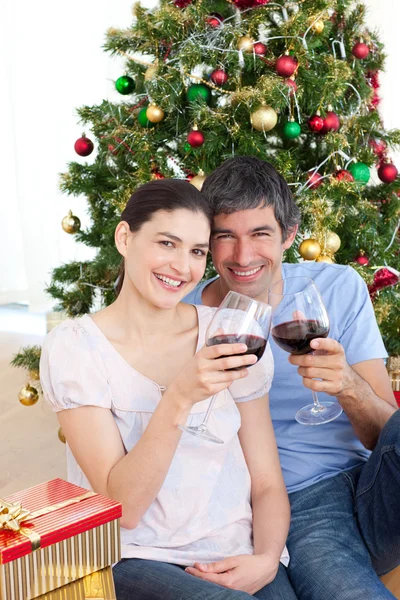 Pár pití vína v homa v době Vánoc — Stock fotografie