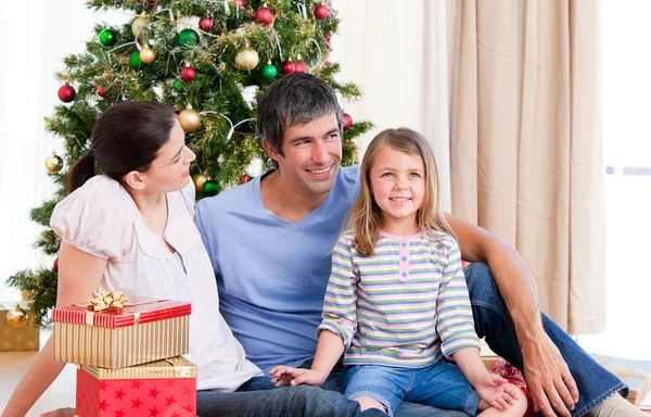 Família se divertindo com presentes de Natal — Fotografia de Stock