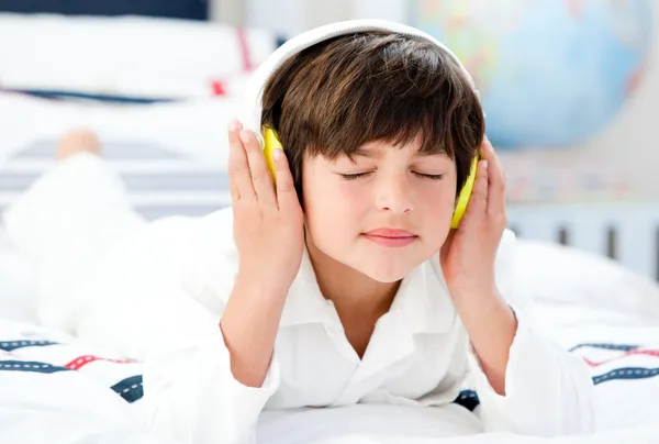 Mignon garçon écoute musique — Photo