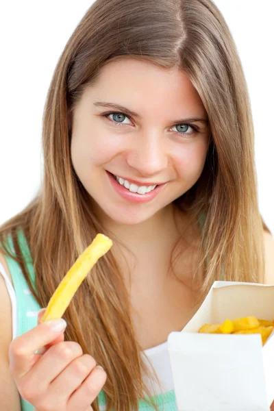 Happy woman holding chips against a white background — Stock Photo, Image