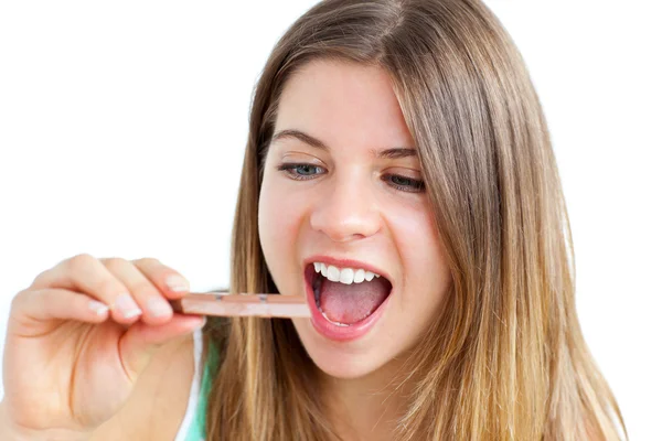 Leende ung kvinna äta choklad — Stockfoto
