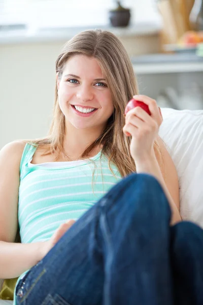美しい女性の自宅ではリンゴを食べる — ストック写真