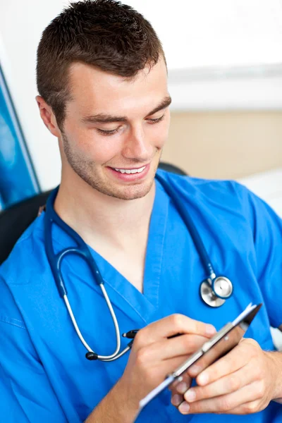 Charmiga manliga läkare håller ett stetoskop — Stockfoto