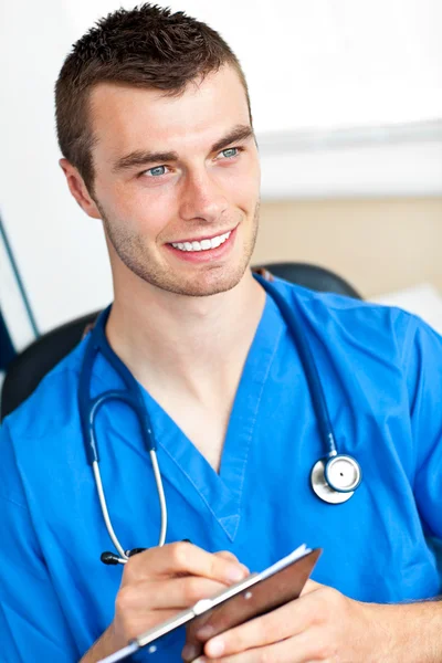 Очаровательный врач-мужчина держит стетоскоп — стоковое фото