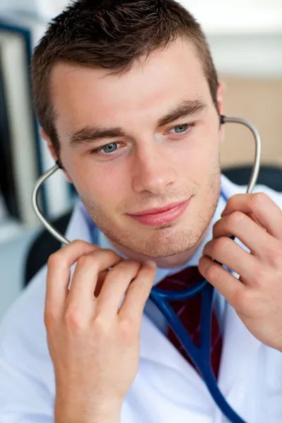 Яркий мужчина-врач держит стетоскоп — стоковое фото