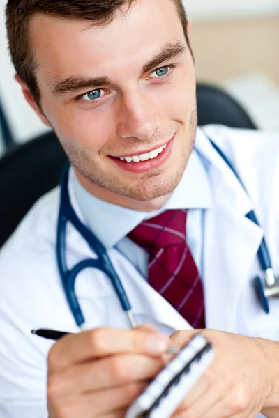 Attraente medico maschio scrivendo una perscrizione — Foto Stock