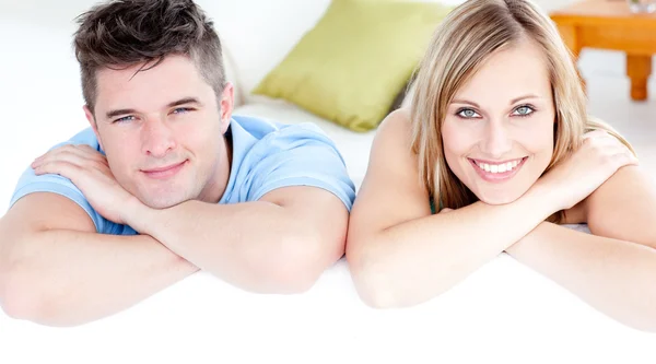 Affettuosa coppia guardando la fotocamera su un divano — Foto Stock