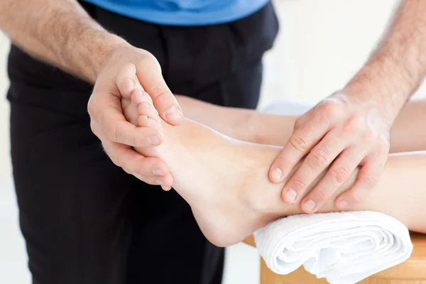 Primo piano di una donna che fa un massaggio ai piedi — Foto Stock