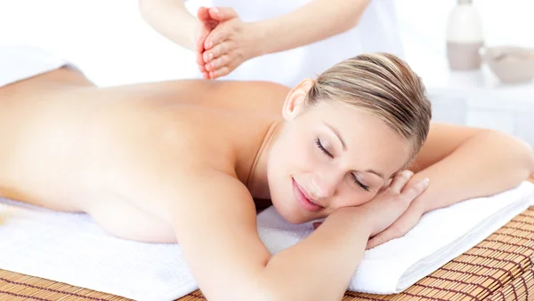 Mujer atractiva teniendo un masaje con aceite de masaje — Foto de Stock