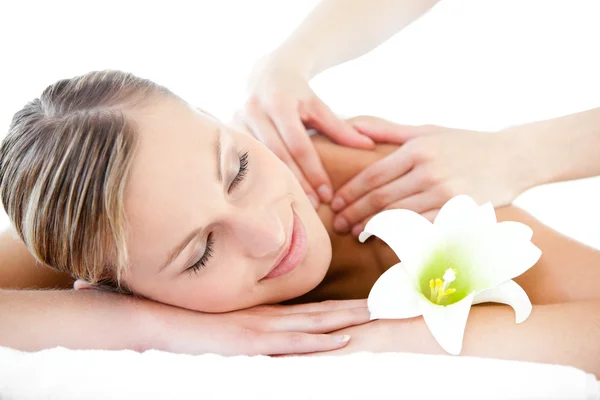 Retrato de uma mulher relaxada fazendo uma massagem — Fotografia de Stock