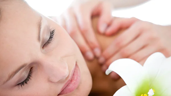 Retrato de una mujer caucásica recibiendo un masaje — Foto de Stock