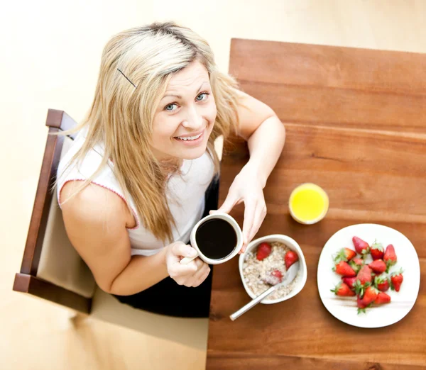 Krásná žena s Zdravá snídaně v obývacím pokoji — Stock fotografie
