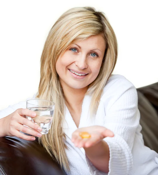 Mujer sonriente sosteniendo la medicina —  Fotos de Stock