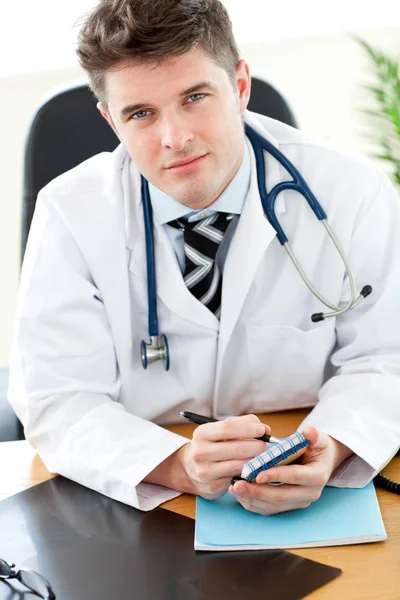 Retrato um carismático médico do sexo masculino escrevendo notas — Fotografia de Stock