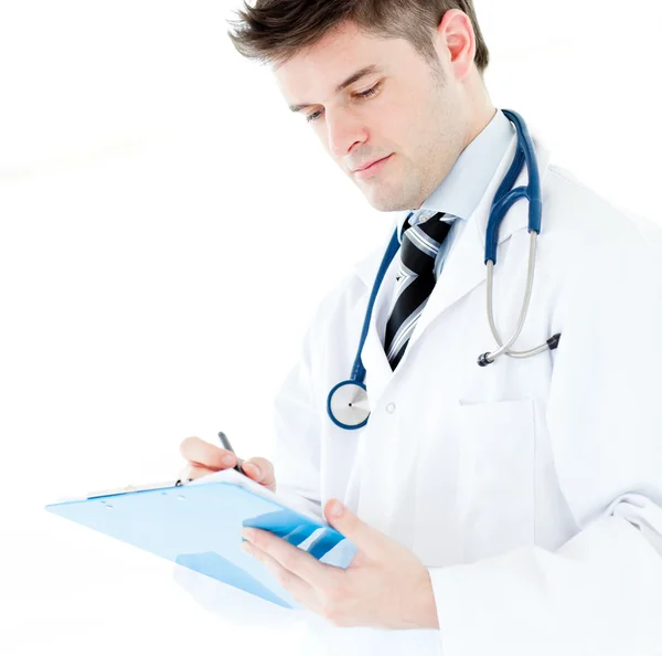 Retrato de um belo médico masculino segurando um estetoscópio contra um fundo branco — Fotografia de Stock