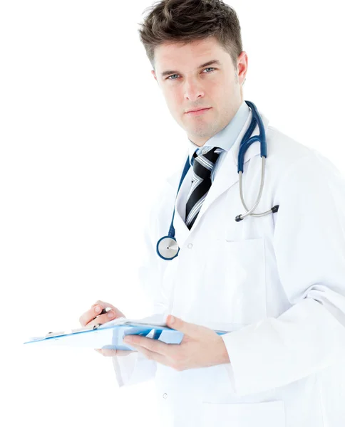 Portrét veselý mužského lékaře drží své poznámky na bílém pozadí — Stock fotografie