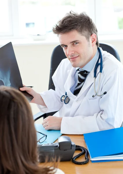 Médico analizando una radiografía con una paciente femenina —  Fotos de Stock