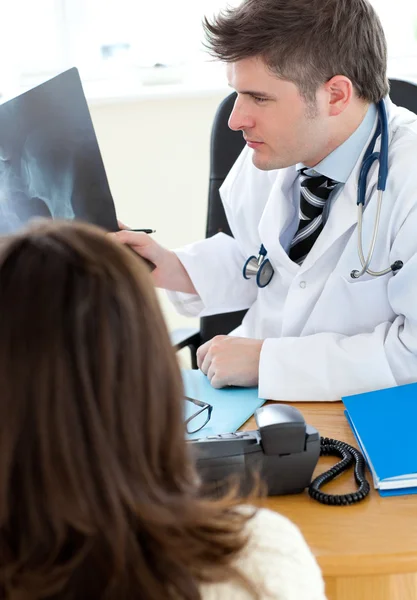 Docteur analysant une radiographie avec une patiente — Photo
