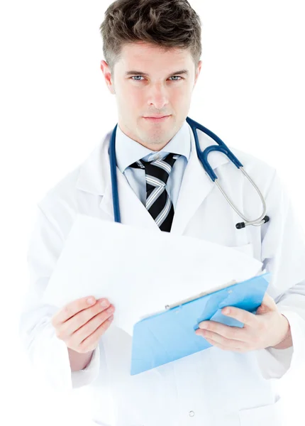Porträt eines gut gelaunten Arztes, der seine Notizen vor weißem Hintergrund hält — Stockfoto