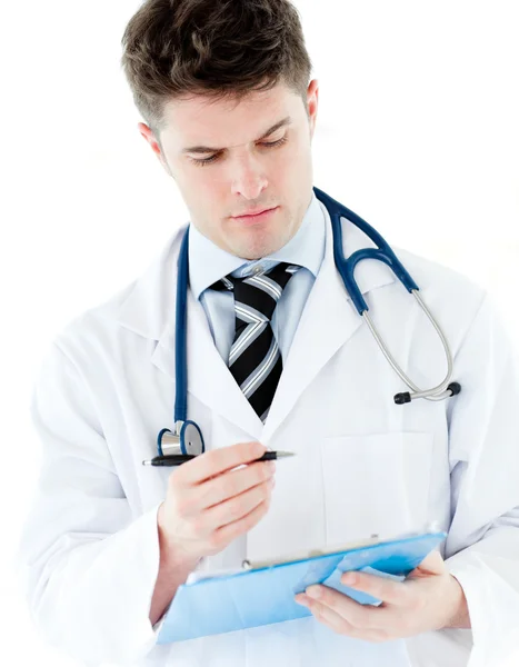Porträt eines gut gelaunten Arztes, der seine Notizen vor weißem Hintergrund hält — Stockfoto