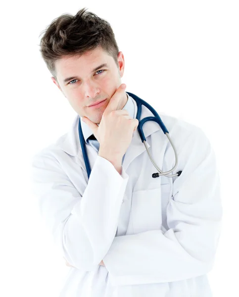 Портрет впевненого лікаря-чоловіка, який тримає стетоскоп на білому тлі — стокове фото