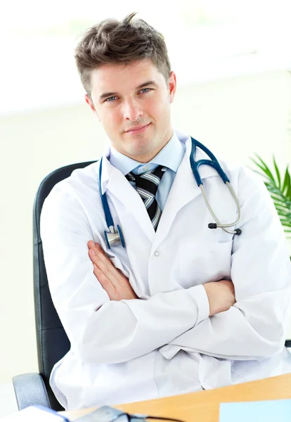 为白色背景拿听诊器的自信男自我保证医生的肖像 — 图库照片