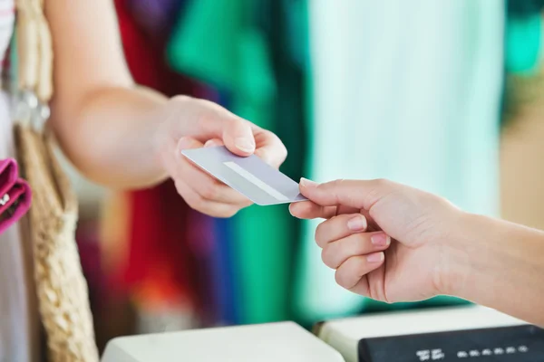 Zbliżenie: kobieta płaci jej kartą kredytową — Zdjęcie stockowe