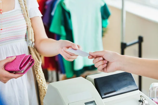 Close-up van een blanke vrouw met haar creditcard betalen — Stockfoto