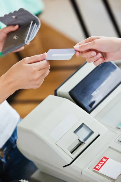 Gros plan d'une adolescente payant avec sa carte de crédit — Photo