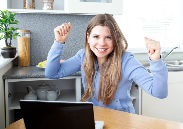 Cheering girl en face de son ordinateur portable — Photo