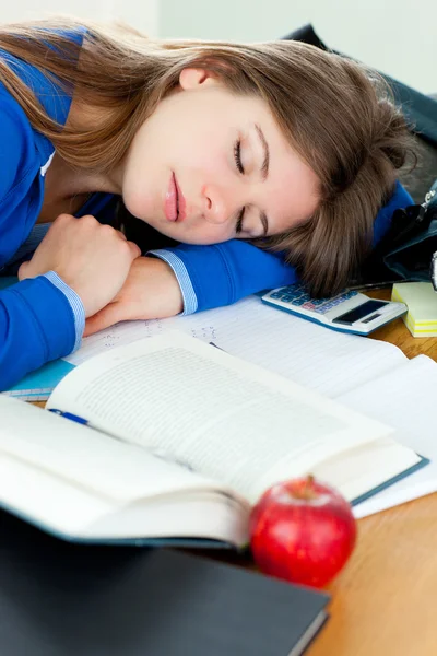 Atrakcyjna dziewczyna śpi na swoim biurku — Zdjęcie stockowe