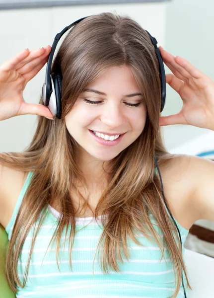 Snygg tjej, lyssna på musik — Stockfoto