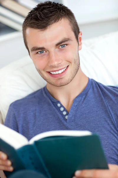 Όμορφος άντρας, διαβάζοντας ένα βιβλίο — Φωτογραφία Αρχείου