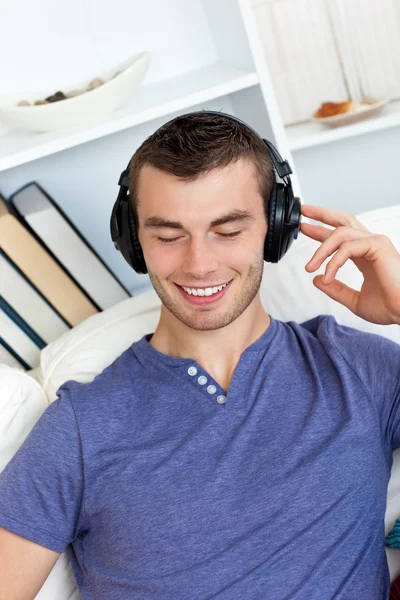 Zrelaksowany człowiek słuchający muzyki — Zdjęcie stockowe