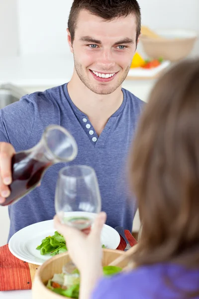 Giovane uomo mangiare con la donna — Foto Stock
