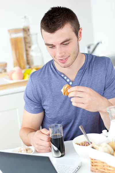 Человек-кузнец завтракает — стоковое фото