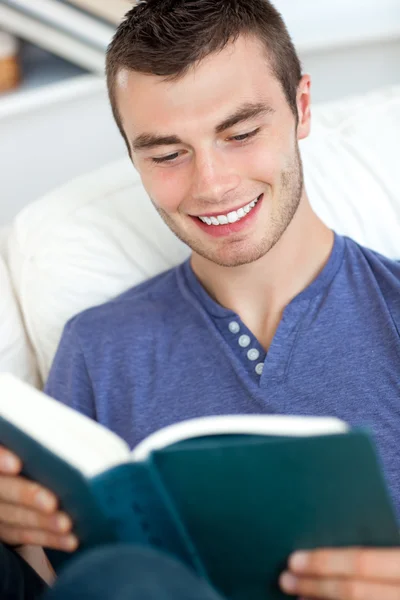 Genç adam kitap okuyor. — Stok fotoğraf