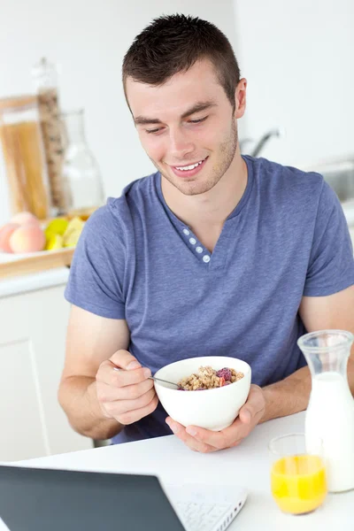 朝食を食べて幸せな男 — ストック写真
