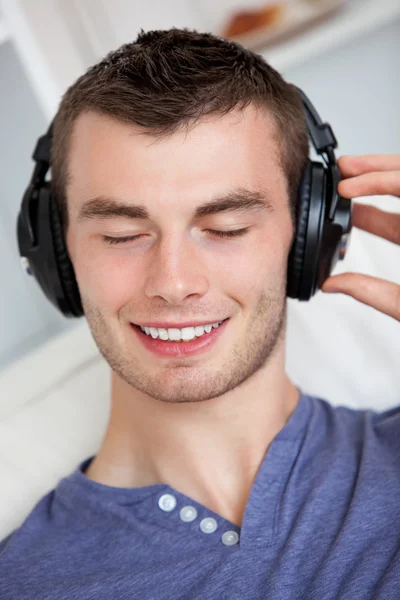Pohledný muž poslouchající hudbu — Stock fotografie