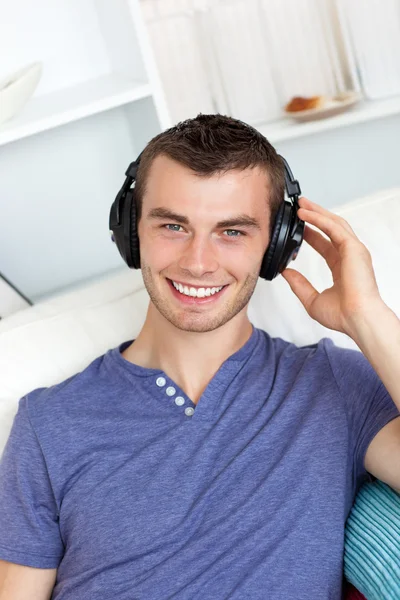 Uomo che ride ascoltando musica — Foto Stock