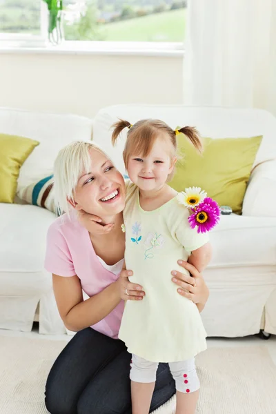 Blonde vrouw krijgt verrassing door haar dochter — Stockfoto