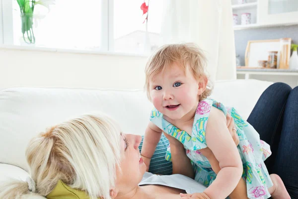 Blond moeder spelen met haar dochter — Stockfoto